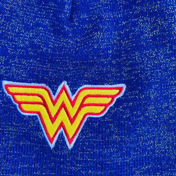Kids Wonder Woman beanie w poof - Picture 4 of 6